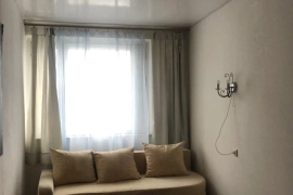 Недвижимость Квартиры / Торг.Собственник. Комнаты 12 и 8 метров, имеется вся необходимая техника: индукционная плита, электрическая плита, двухкамерный холодильник, мебель, 2 телевизора.Консьержка. На длительный срок.коммунальные включены, кроме счетчико